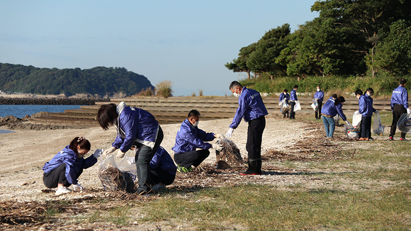 ※清掃活動の様子（本部役職員、海陽ヨットハーバー海岸）